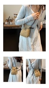 Détail du petit sac bandoulière en nylon kaki avec cordon et bandoulière en corde