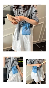Gros plan d'un sac bandoulière en nylon bleu marine avec cordon de serrage et corde