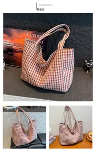 Détail du sac cabas en toile à carreaux rouge et blanc avec étiquette latérale et anse