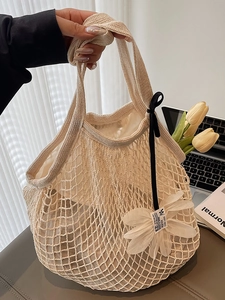 Beige Strick-Netztasche mit Blumenanhänger für den Sommerstrandurlaub 2025 neuer Stil