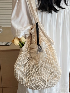 Cremefarbene Häkel-Netztasche mit Blumenanhänger und Tulpen für den Sommerurlaub