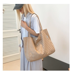 Gros plan détaillé du sac cabas en toile à carreaux orange avec étiquette MALIVI
