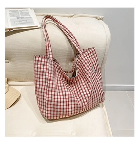 Détail du sac cabas en toile à carreaux rouges avec étiquette MALIVI et texture