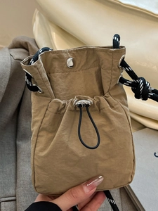 Sac bandoulière kaki en nylon froissé avec cordon de serrage et lanière tressée chic