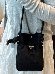 Sac seau minimaliste en nylon noir avec cordon de serrage et œillets métalliques fins