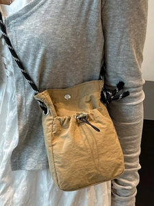Petit sac bandoulière en nylon avec cordon de serrage et bandoulière tressée chic