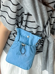 Sac à bandoulière en nylon bleu chic avec cordon de serrage et sangle tressée