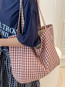 Grand sac cabas en toile à carreaux rouges et blancs pour femmes au design minimaliste