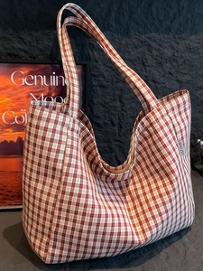 Grand sac cabas en toile à carreaux rouges et blancs avec étiquette MALIVI et style ins