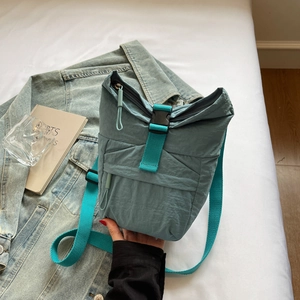 Détail du sac à bandoulière bleu imperméable montrant la fermeture éclair double robuste