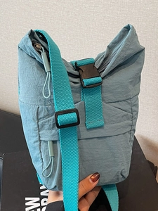 Sac bandoulière tendance vert menthe avec design plissé et sangle réglable à boucle