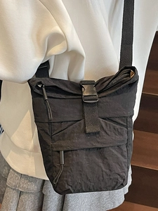 Sac à bandoulière plissé noir pour femme avec boucle de fermeture tendance été