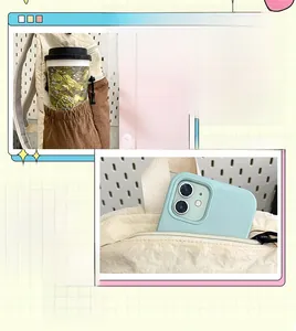 Dettaglio dello zaino beige che mostra le tasche laterali e il compartimento superiore con zip