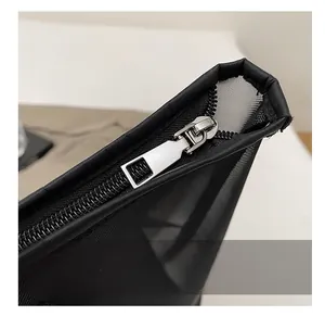 Détail du matériau en maille de nylon noir et de la fermeture éclair en métal argenté