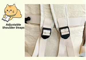 Dettaglio della tracolla regolabile in fettuccia con fibbia nera sullo zaino beige