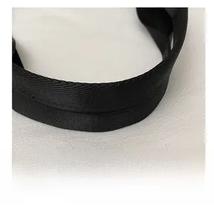 Détail de la bandoulière en nylon noir haute densité avec une texture tissée résistante
