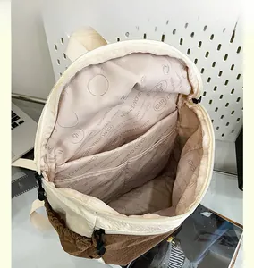 Vista interna dello zaino bicolore con tasca a zip e fodera con stampa logo