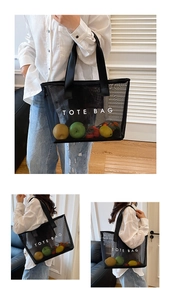 Détail du grand sac cabas en résille noire avec texte TOTE BAG blanc et design ajouré