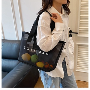 Détail du grand sac cabas en maille noire avec imprimé TOTE BAG et grande capacité