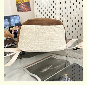 Vista laterale del sacchetto in stile giapponese con inserti a quadri e crema neutro