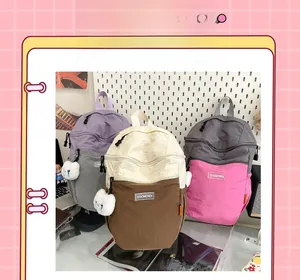 Tre zaini casual in nylon nei colori viola, beige e rosa con design multitasca