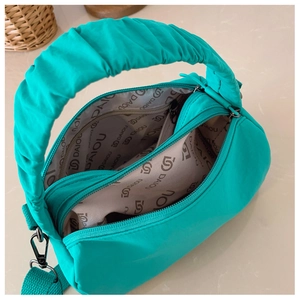 Détail du sac Boston vert menthe montrant les compartiments intérieurs et la doublure