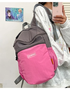 Dettaglio dello zaino in nylon a contrasto grigio e rosa con trama a griglia antistrappo