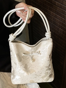 Elegante borsa a spalla avorio con stampa farfalla, fiocco e ciondolo di perla