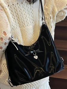 Fashionable black patent leather dumpling shoulder bag with bow and heart charm