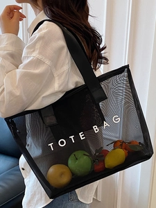 Sac cabas minimaliste en filet noir avec texte blanc imprimé et bandoulière spacieuse