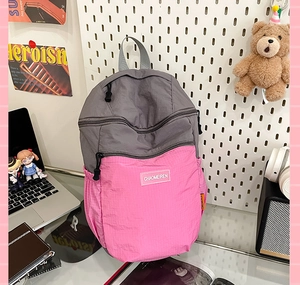 Vista dettagliata dello zaino casual grigio e rosa con tasche multiple a cerniera