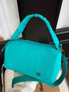 Sac Boston bleu cyan en nylon avec poignée froncée et bandoulière large tissée