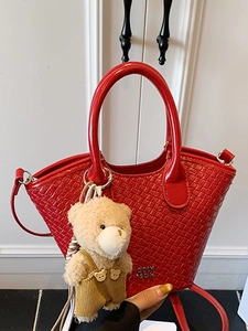Borsa a secchiello rossa in pelle intrecciata con manico e ciondolo a forma di orso