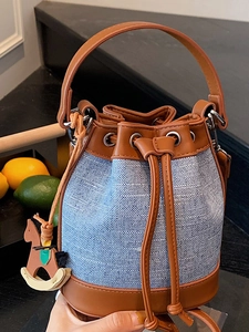 Sac seau élégant en toile bleue et blanche avec bordure en cuir marron et breloque cheval