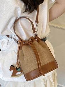 Sac seau minimaliste en toile et cuir avec cordon de serrage et charmant pendentif cheval