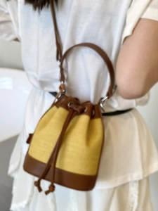 Sac seau en toile contrastée à la mode avec lanières en cuir marron et détails de cordon