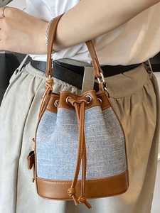 Sac seau tissé bleu tendance avec bordure en cuir marron et fermeture à cordon