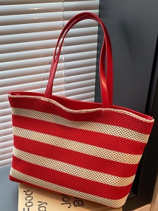 Elegante borsa tote in maglia a righe rosse e beige con manici in pelle al sole