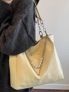Cream tote bag with chain and pearl straps, large capacity shoulder bag for women