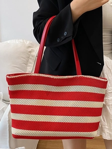 Borsa tote intrecciata a righe rosse e crema con manici in pelle per l'estate