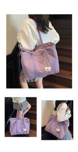 Détail du grand sac cabas en toile violette avec bandoulière et pendentif blanc