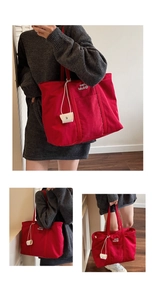 Détails d'un grand sac cabas en toile rouge avec lettrage blanc et une petite pochette