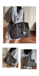 Détail du sac cabas en toile marron foncé avec broderie blanche et mini breloque bleue