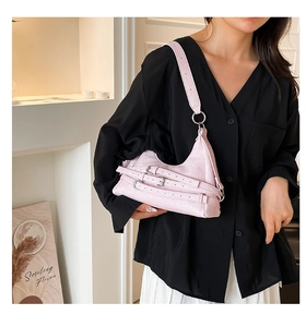 Sac sous le bras croissant rose en similicuir texturé avec boucles argentées réglables
