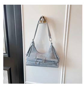 Détail du sac lune bleu scintillant avec trois sangles à boucles métalliques