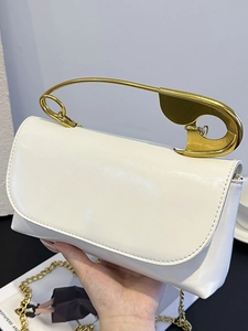 Sac bandoulière blanc chic avec poignée épingle de sûreté dorée et bandoulière chaîne