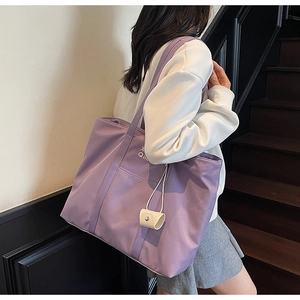 Détail du sac cabas en nylon violet avec broderie blanche XI Qilu et texture douce