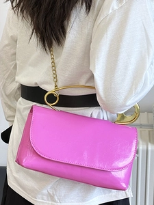 Sac bandoulière en cuir verni rose avec poignée en épingle de sûreté dorée et chaîne