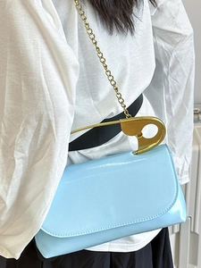 Sac à bandoulière bleu clair en similicuir avec poignée dorée en forme d'épingle