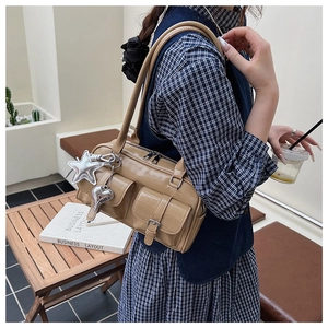 Sac sous le bras chic en croco kaki avec poches et breloques coeur étoile sur le mannequin